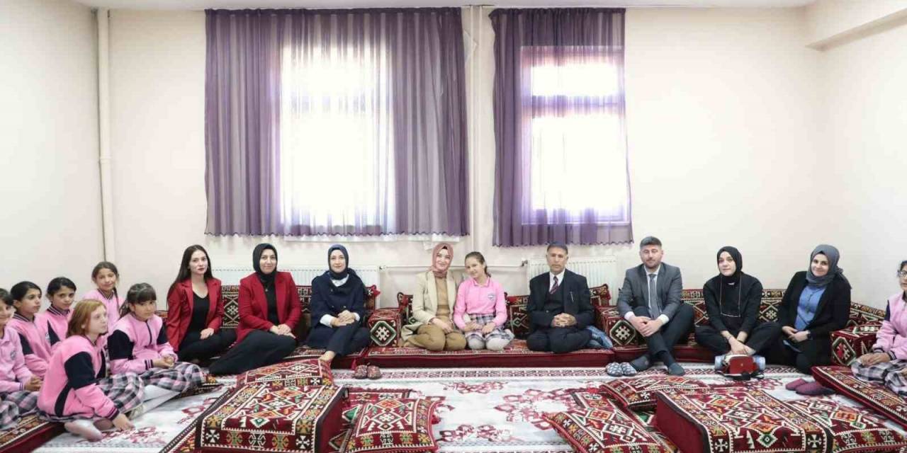 Vali Eşi Neslihan Gül Koç, Kız Öğrencilere Rol Model Oluyor