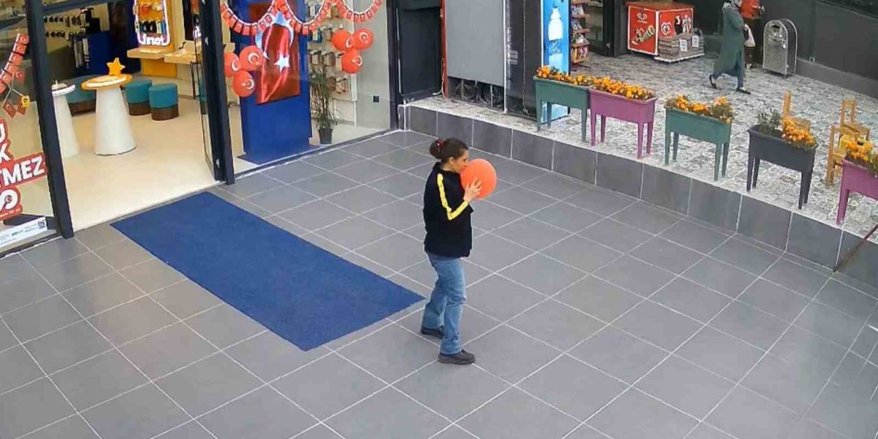 Yere Düşen Ay Yıldızlı Balonu Kaldırarak Öpen Kadın O Anları Anlattı