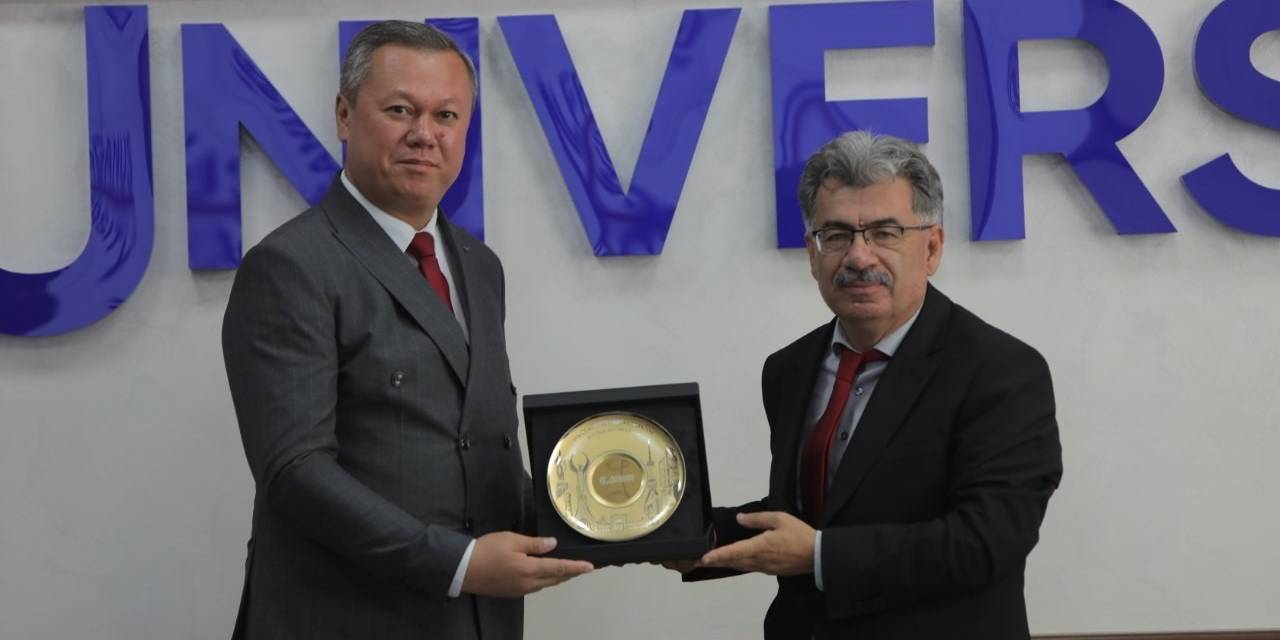 Türk Akademisyenler Özbek Öğrencilere Ders Verdi