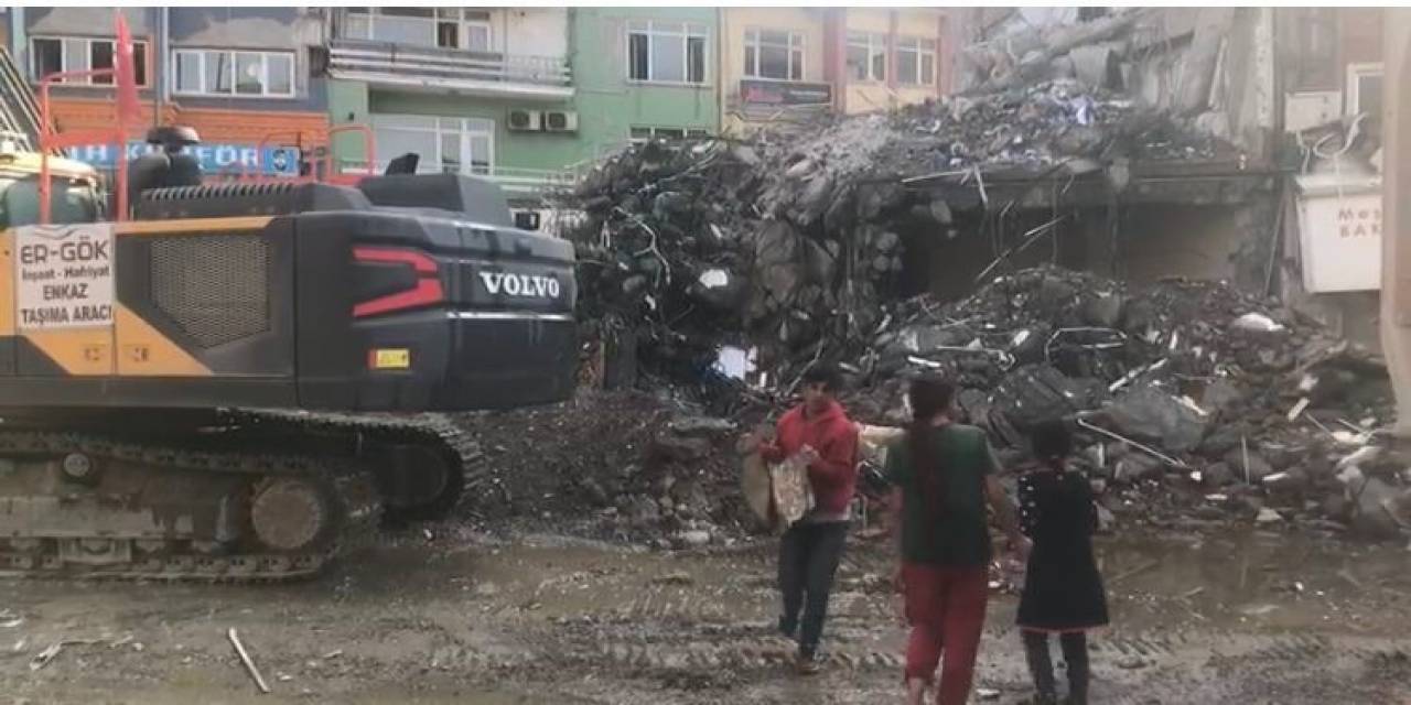 Malatya’da Çocuklar Enkaz Alanında Tehlikeye Aldırış Etmeden Hurda Topluyor