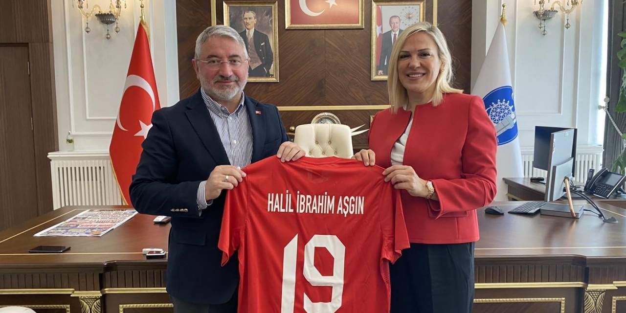 Başkan Aşgın’a Milli Takım Forması