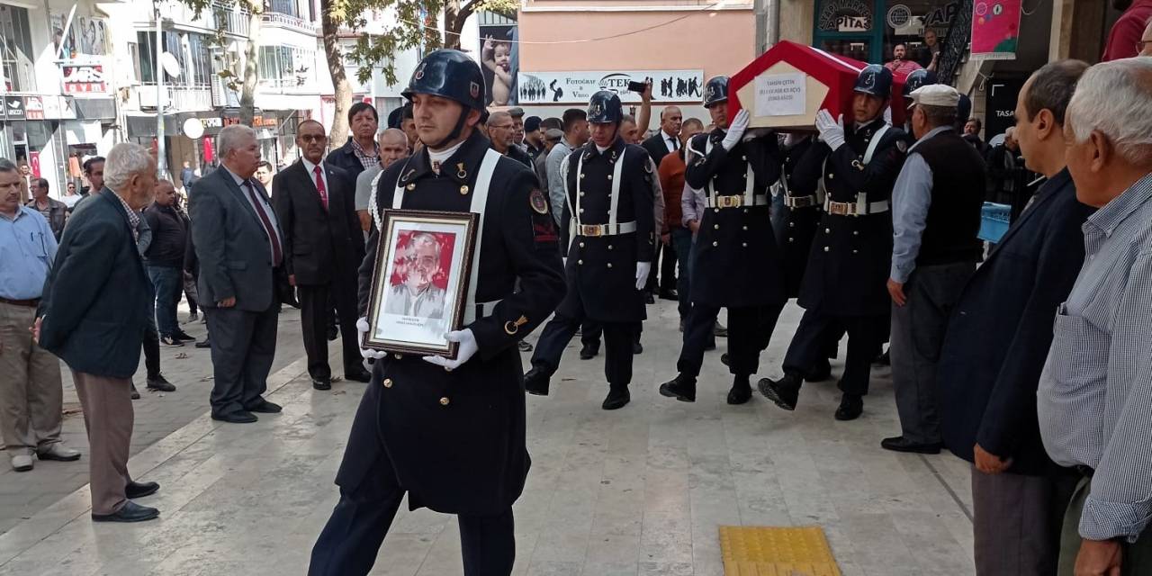 Eski Başkan Son Yolculuğuna Askeri Törenle Uğurlandı