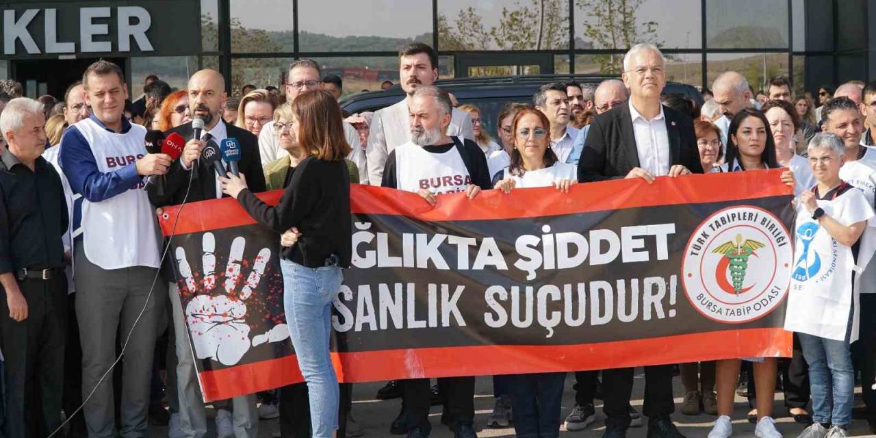 Hasta Yakını Tarafından Darp Edilen Doktor İçin Onlarca Sağlık Çalışanı Bir Araya Geldi