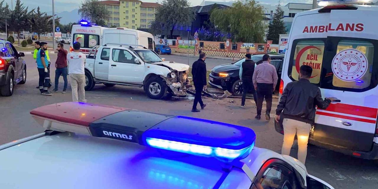Hafif Ticari Araç İle Otomobil Çarpıştı: 1’i Çocuk 5 Yaralı