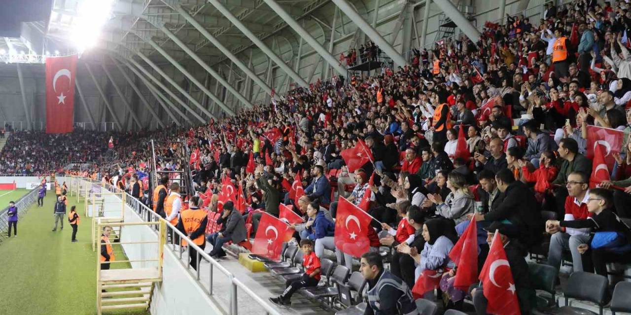 Çorum’da Kadın Milli Takımları Seyirci Rekoru Kırıldı