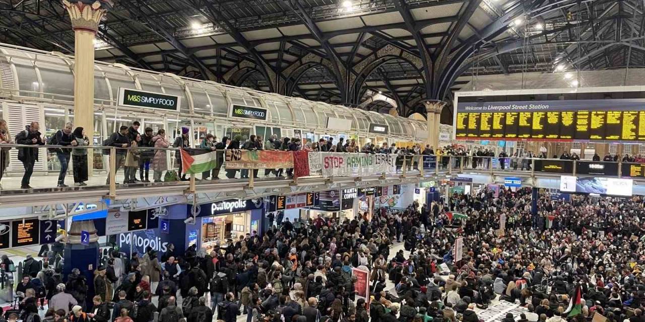 Londra’da Tren İstasyonunda Gazze’de Ateşkes İçin Oturma Eylemi