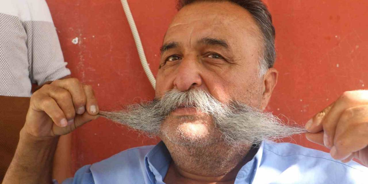 40 Santimlik Bıyığıyla Tanınan Adam, 20 Yıldır Bıyıklarına Jilet Sürmedi