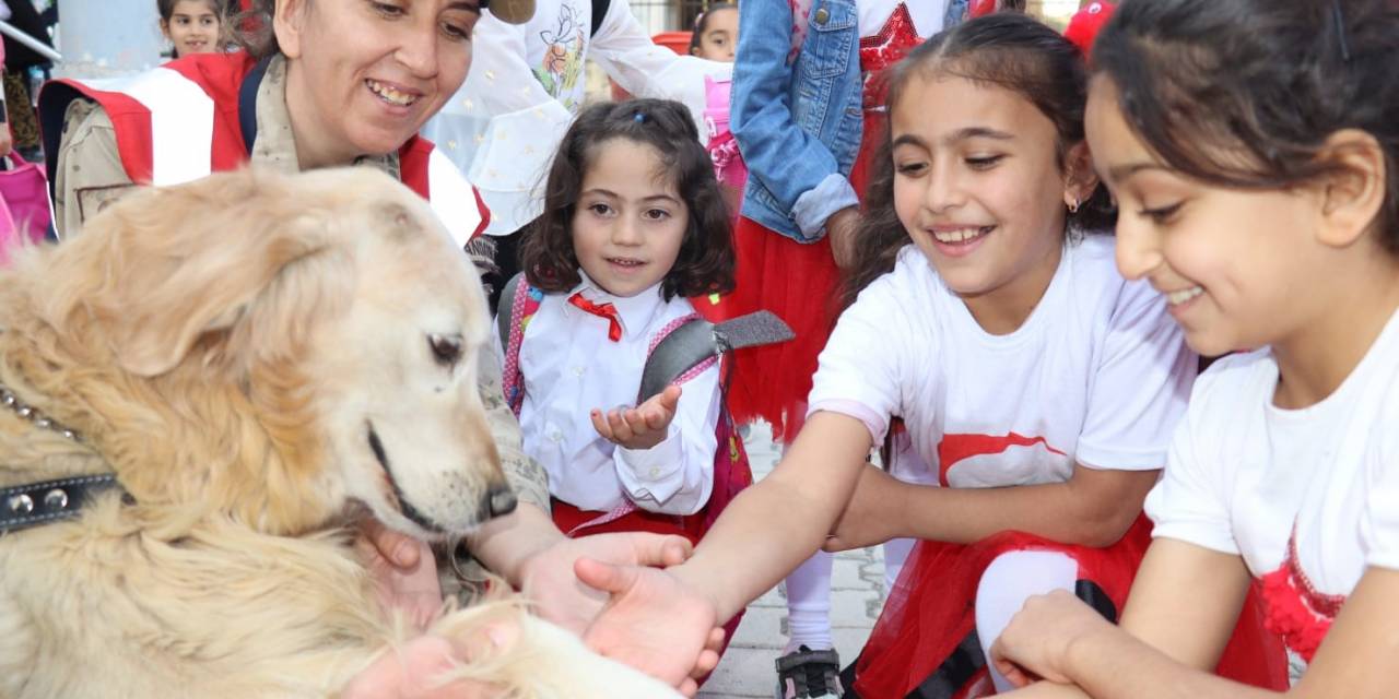 Kadın Jandarmalardan Minik Öğrencilere Sürpriz