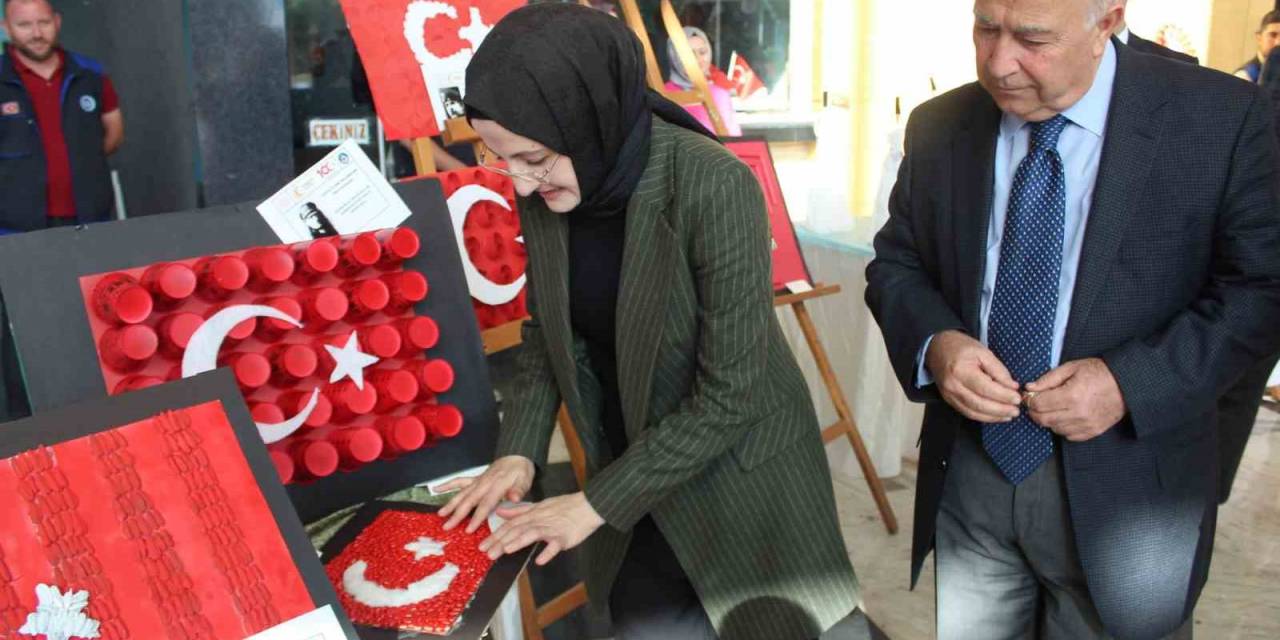 Öğrenciler 100. Yıl İçin Geri Dönüşüm Malzemeleri İle Hazırladıkları 100 Bayrağı Savaş Kahramanlarına Adadı