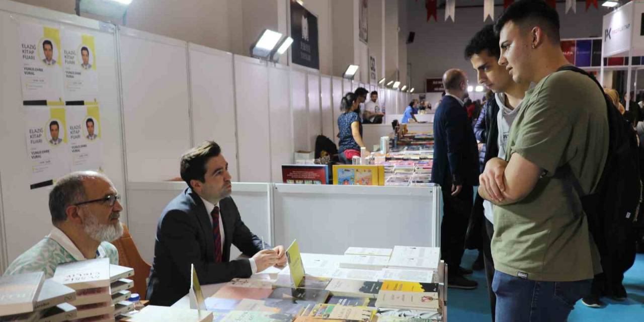 Kaymakam ’yazar’ Olarak Fuara Katıldı, Öğrenciler Şaşırdı
