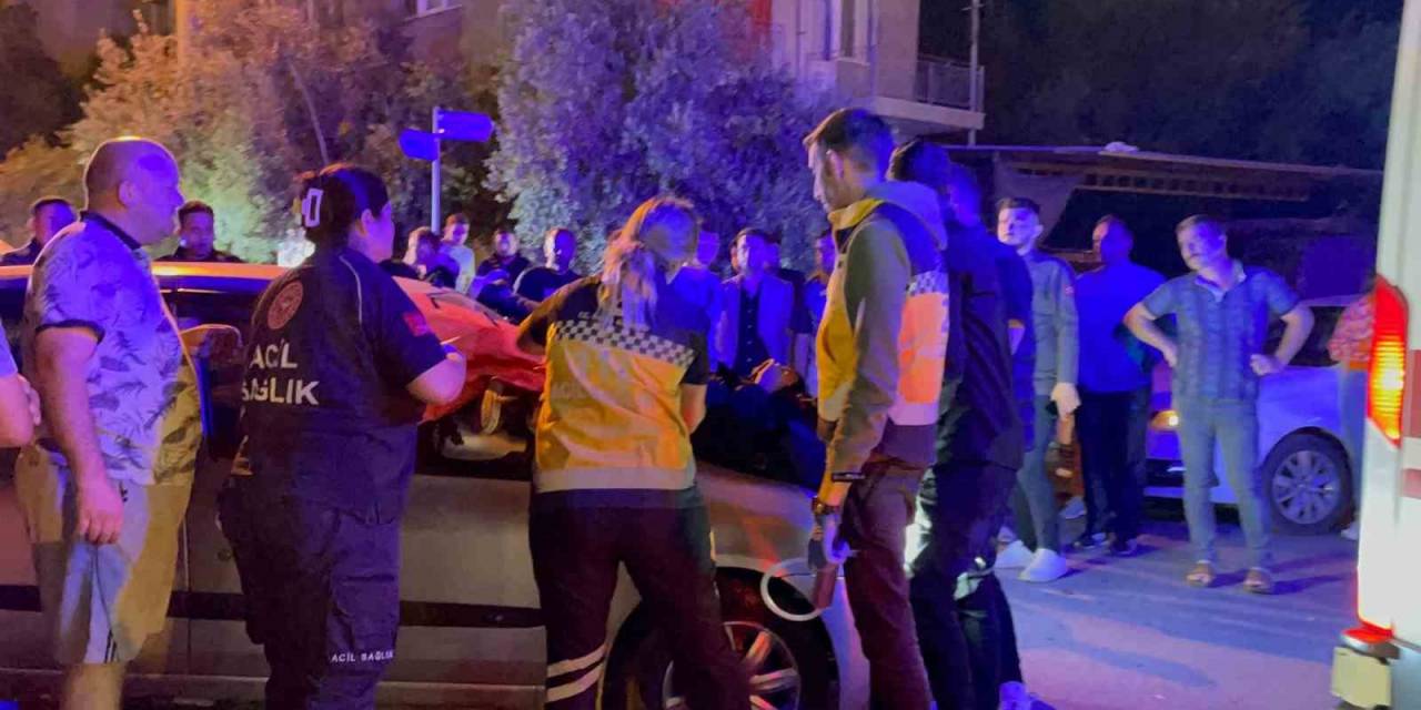 Antalya’da Ağızları Açık Bırakan Kaza: Motosiklet Sürücüsü Otomobilin Motor Kaputunun Üzerine Düştü