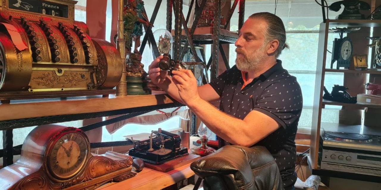 Topladığı Antikalarla İş Yerini Adeta Müzeye Dönüştürdü