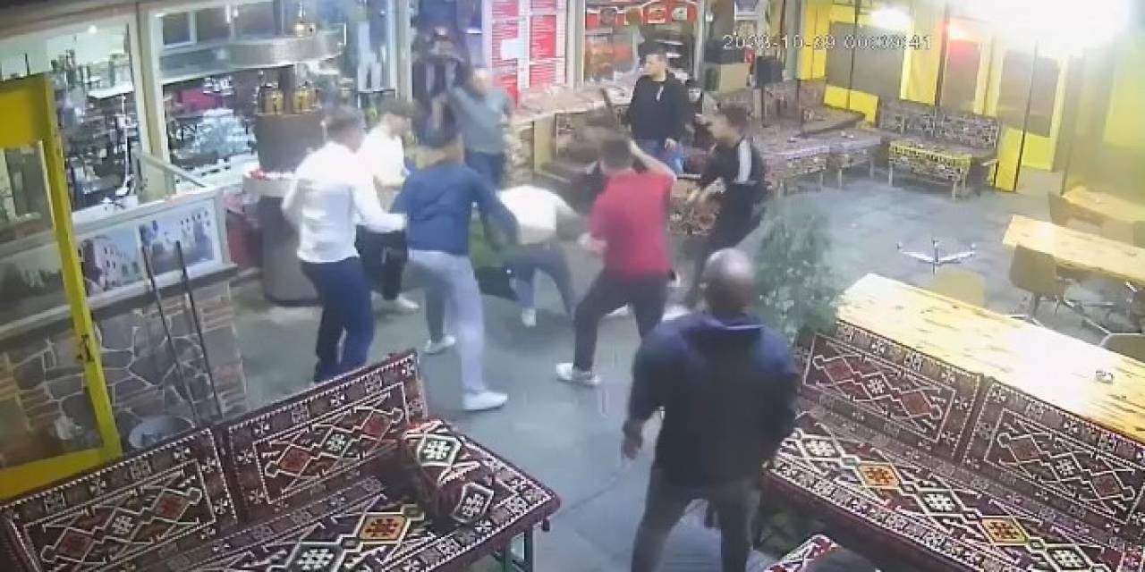 Arnavutköy’de Tartıştığı Kişiyle Konuşmak İçin Çağırdığı Kafeyi Savaş Alanına Çevirdiler: O Anlar Kamerada