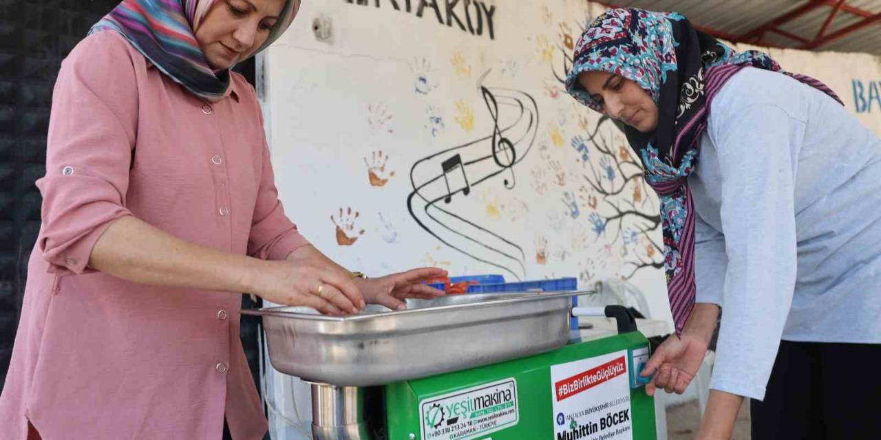 Büyükşehir’den Kumlucalı Kadınlara Domates Sıkma Makinesi