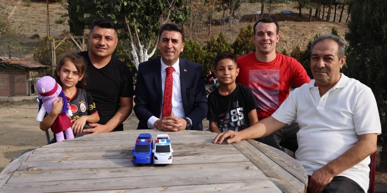 Türk Bayrağı Açıp El Sallayan Kız Vali Aygöl’ün Gözünden Kaçmadı