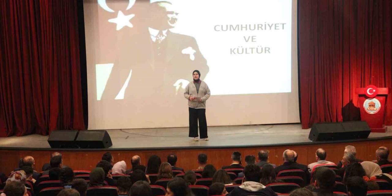 Ahlat’ta “Gençlerin Gözünden Cumhuriyet” Sunumu