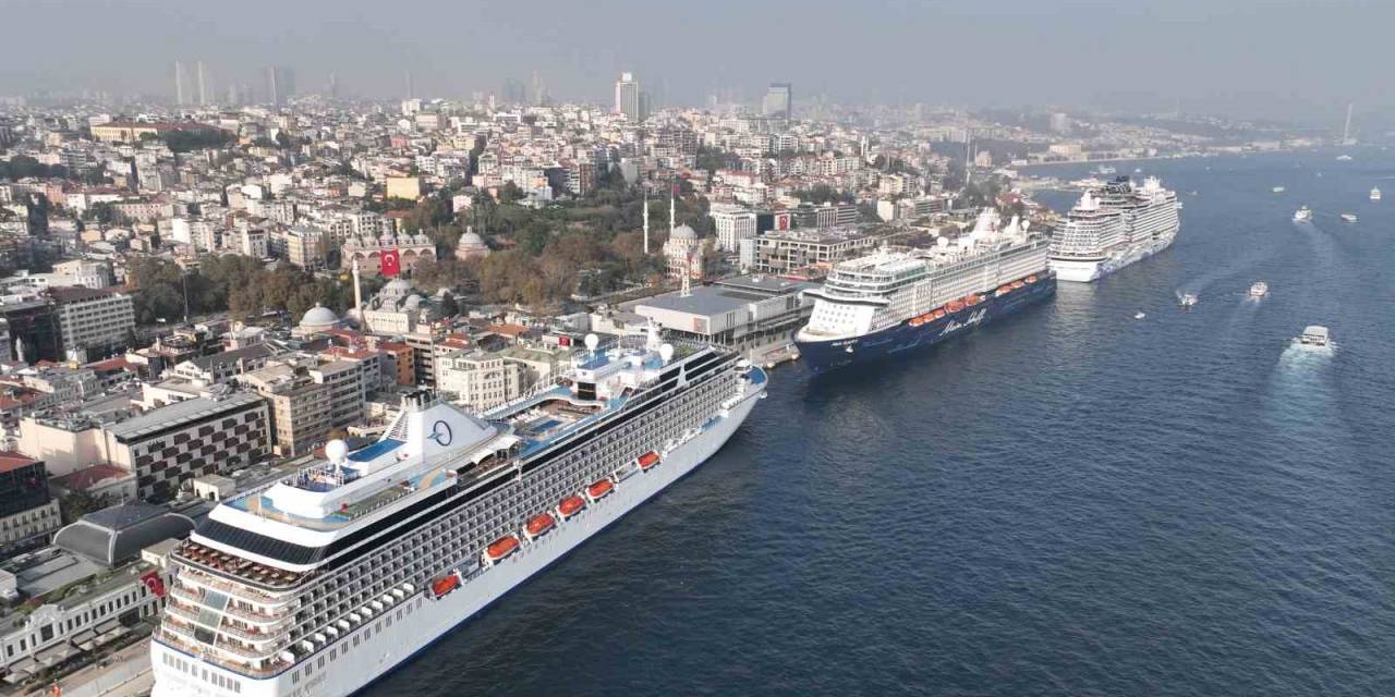 İstanbul’da Dev Yolcu Gemisi Yoğunluğu Dron Kamerasına Yansıdı