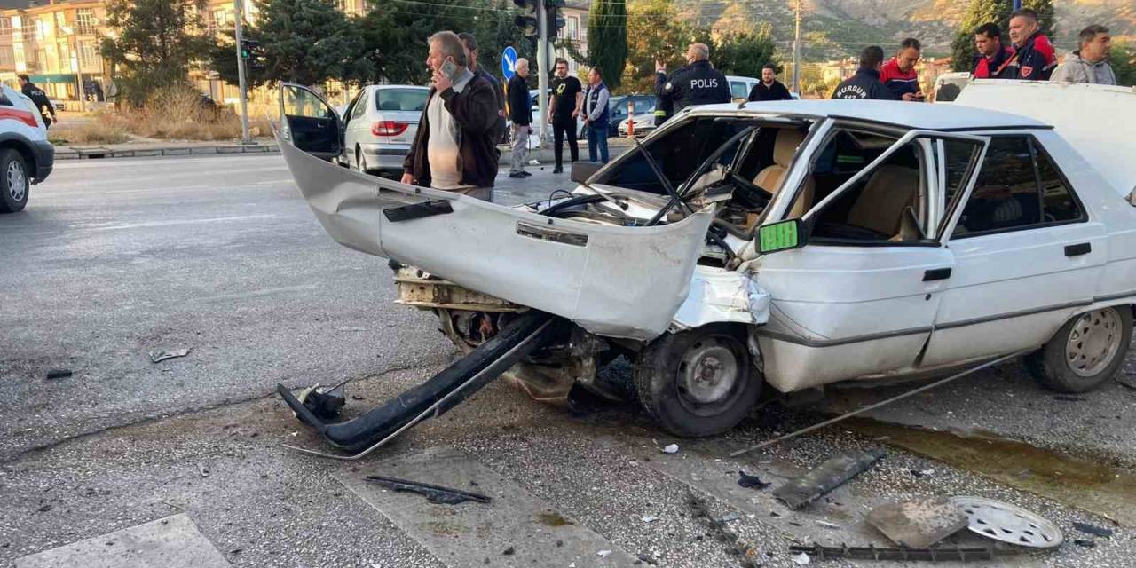 Burdur’da İki Otomobil Çarpıştı: 3 Yaralı
