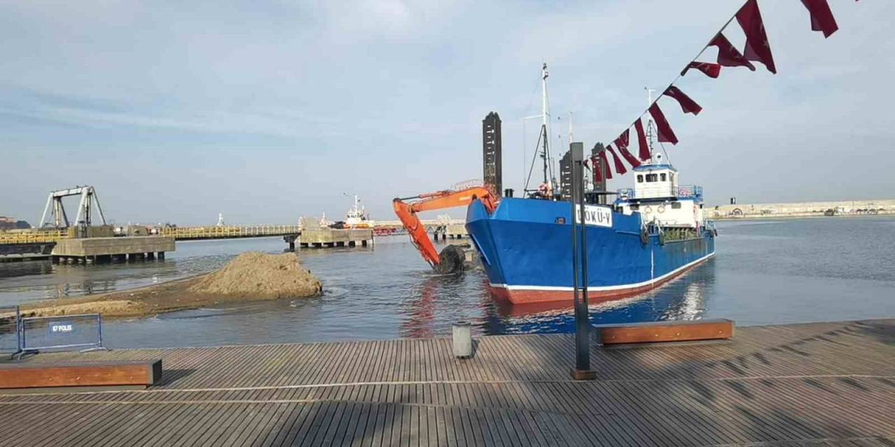 Zonguldak Limanı’nda Kum Temizliği Sürüyor