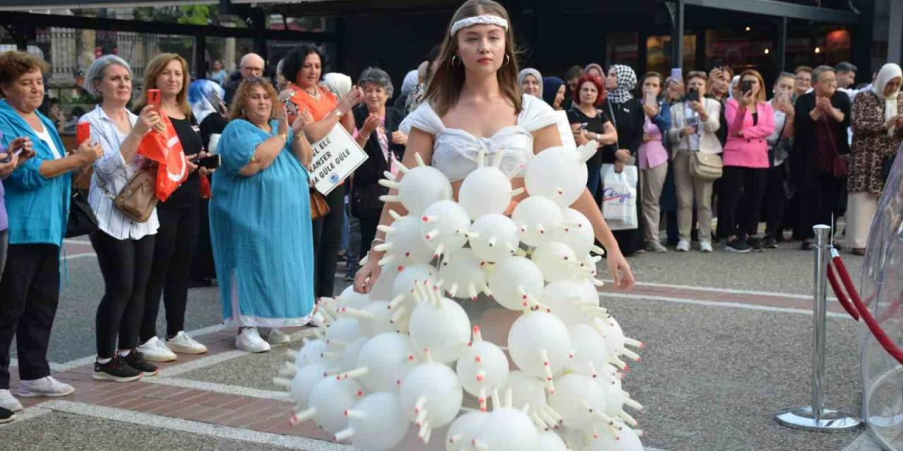 Meme Kanserine Dikkat Çekmek İçin ’kanserojen’ Kostümlü Defile