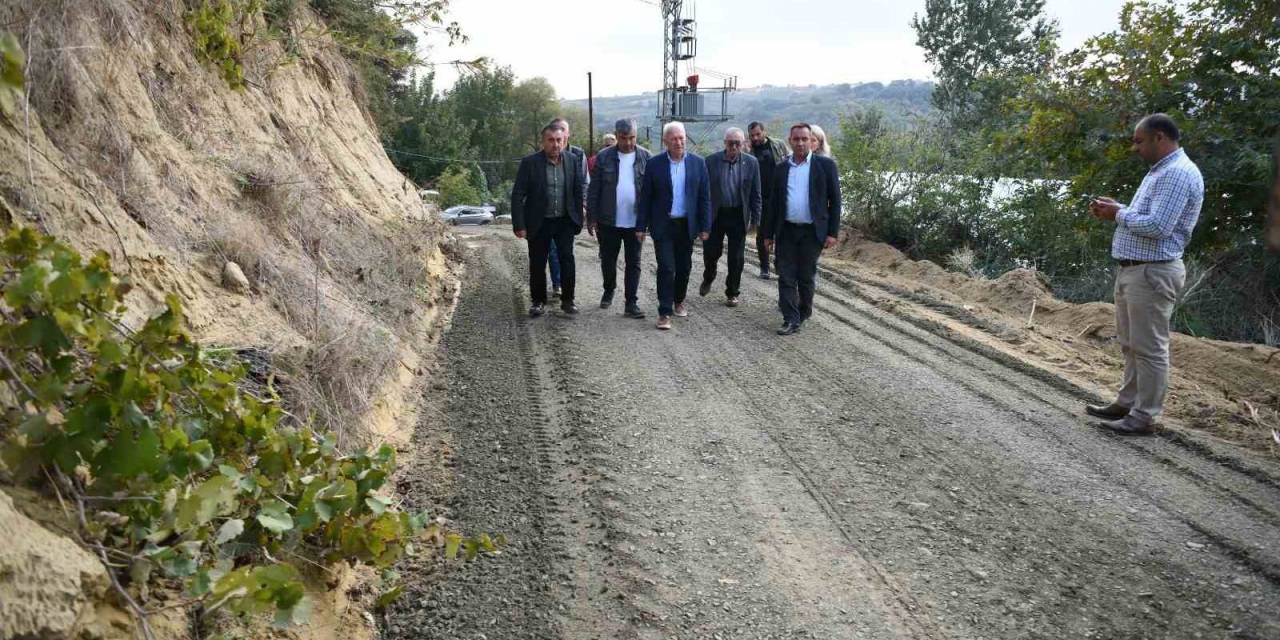 Lapseki Belediyesi Arazi Yollarında Düzeltme Ve Çakıl Dökme Çalışmasına Başladı