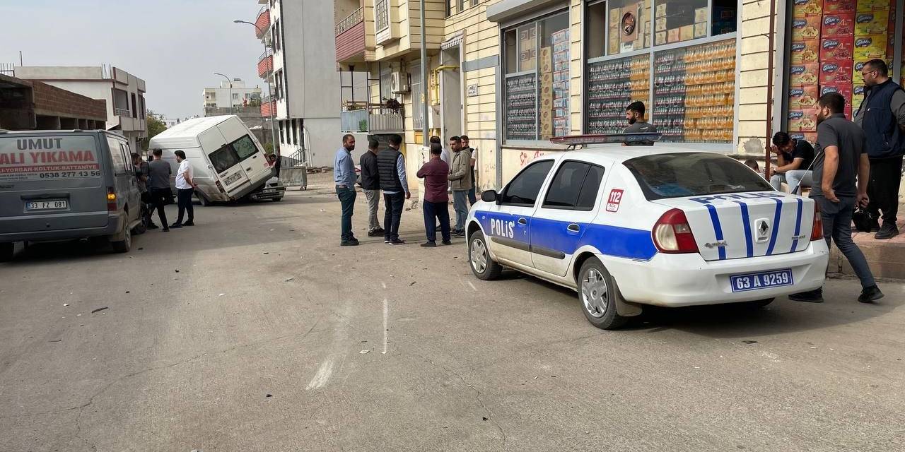 Minibüs Park Halindeki Otomobilin Üstüne Çıktı