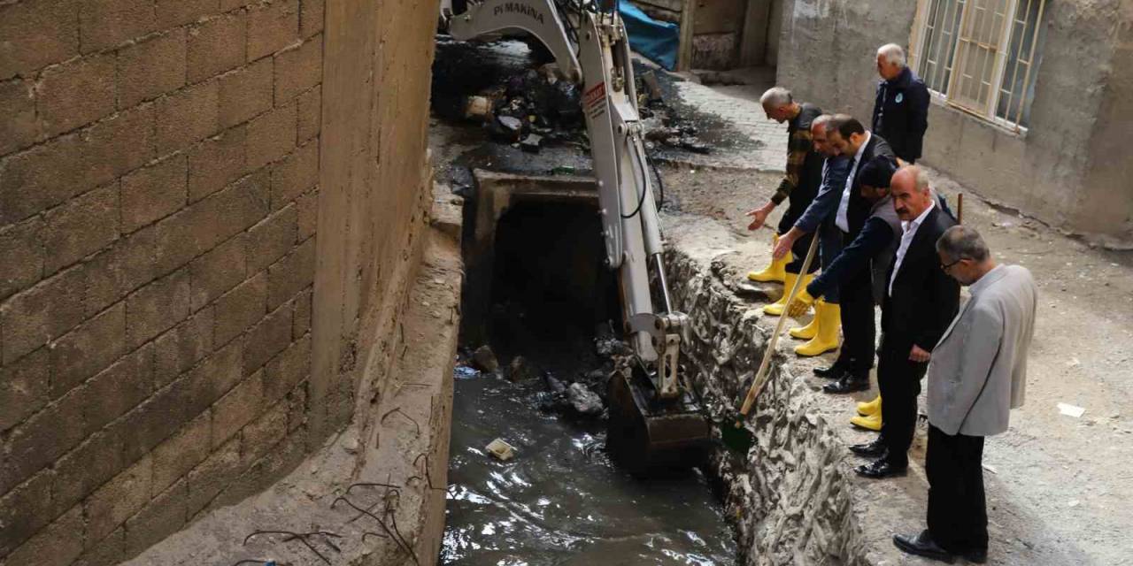 Hakkari’deki Dere Yataklarında Çevre Temizliği Başlatıldı