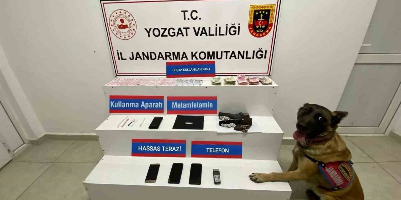 Uyuşturucu Maddeyi Sobada Yakmak İsterken Yakayı Ele Verdiler