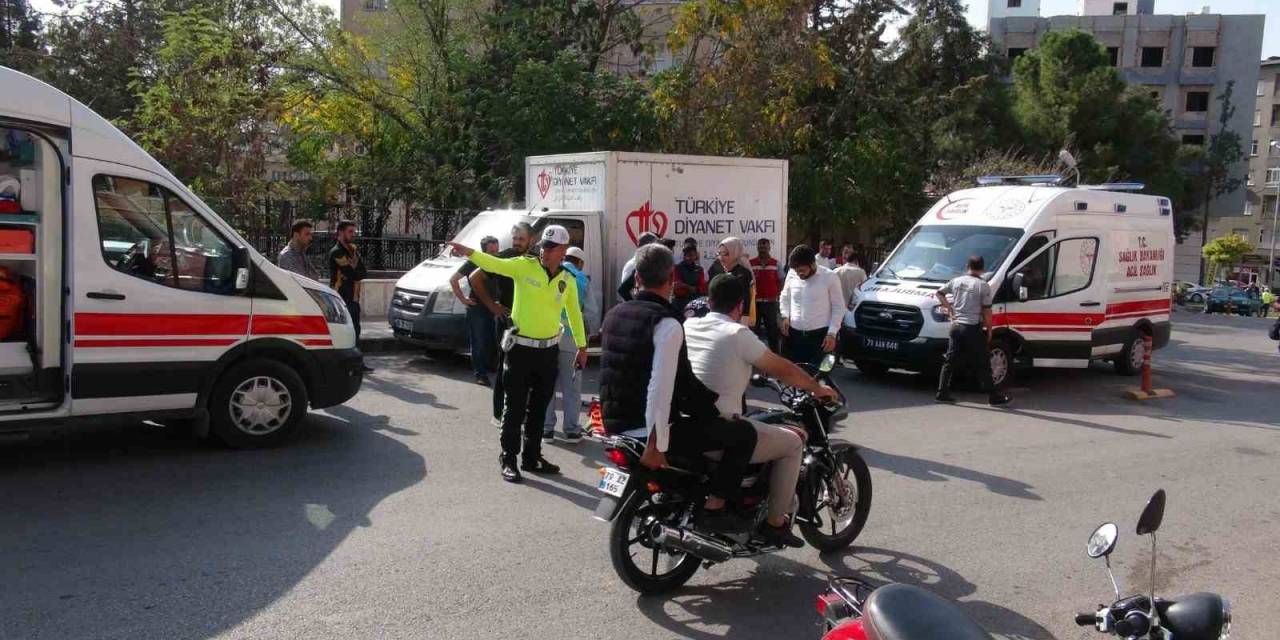 Kilis’te Kamyonet İle Motosiklet Çarpıştı: 3 Yaralı