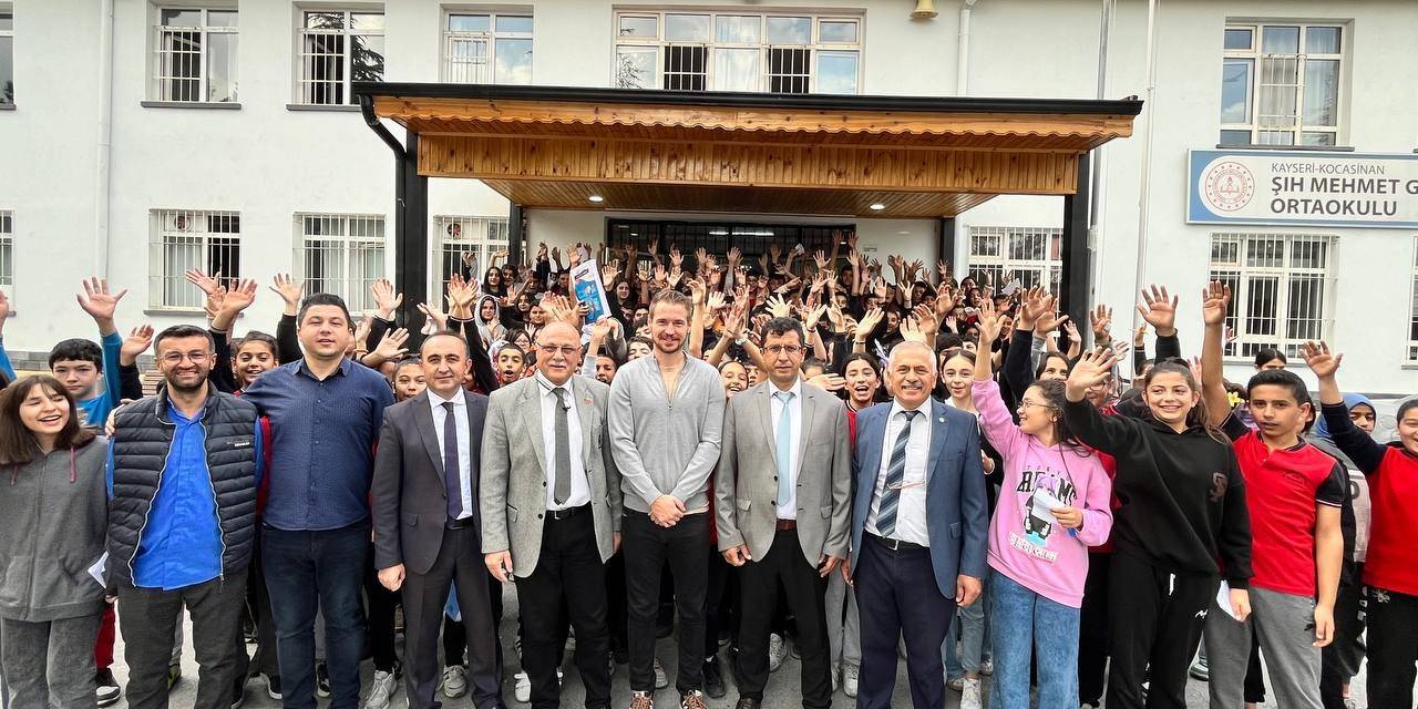 Kayserispor’lu Futbolcu Kolovetsios’tan Öğrencilere Giyim Yardımı