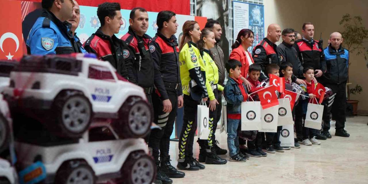 Çocukların Oyuncak Polis Aracı Mutluluğu