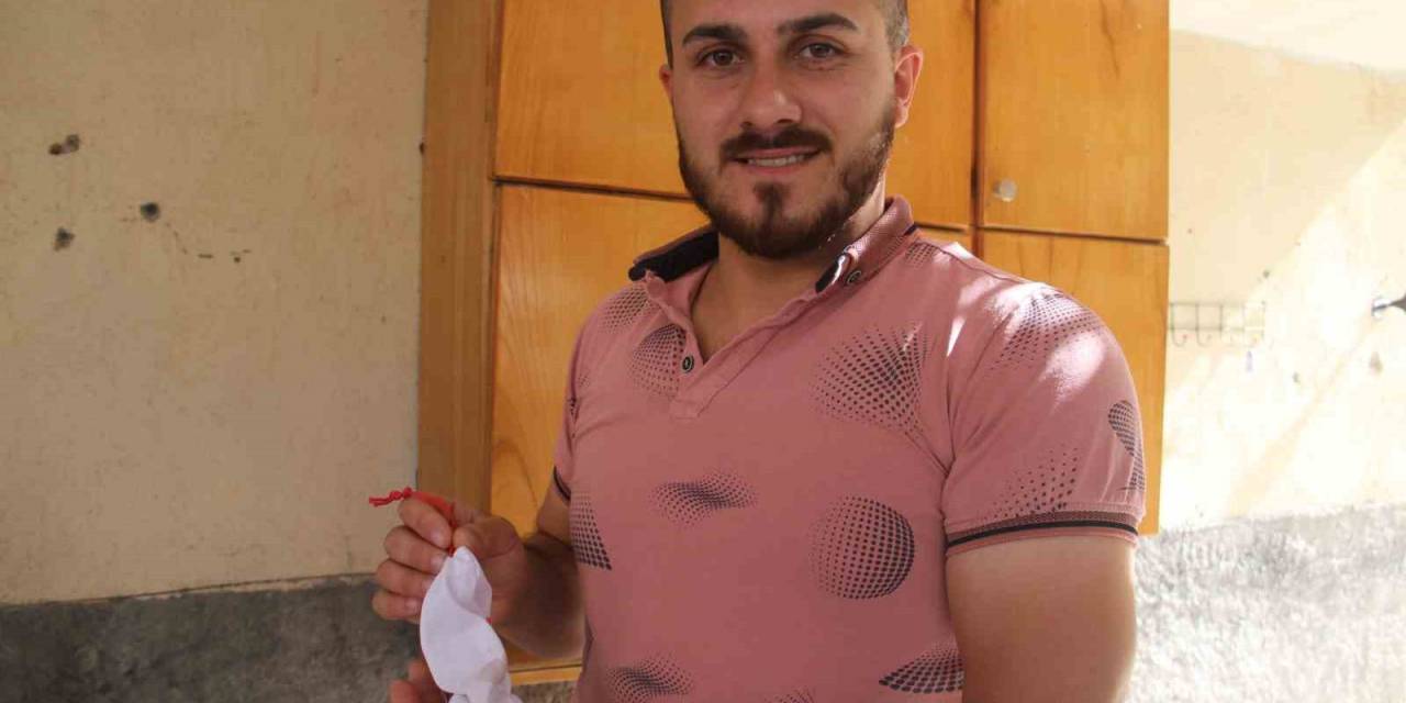 Tekme Vurduğu Keseden Çıkan Altınları Sahibine Teslim Etti