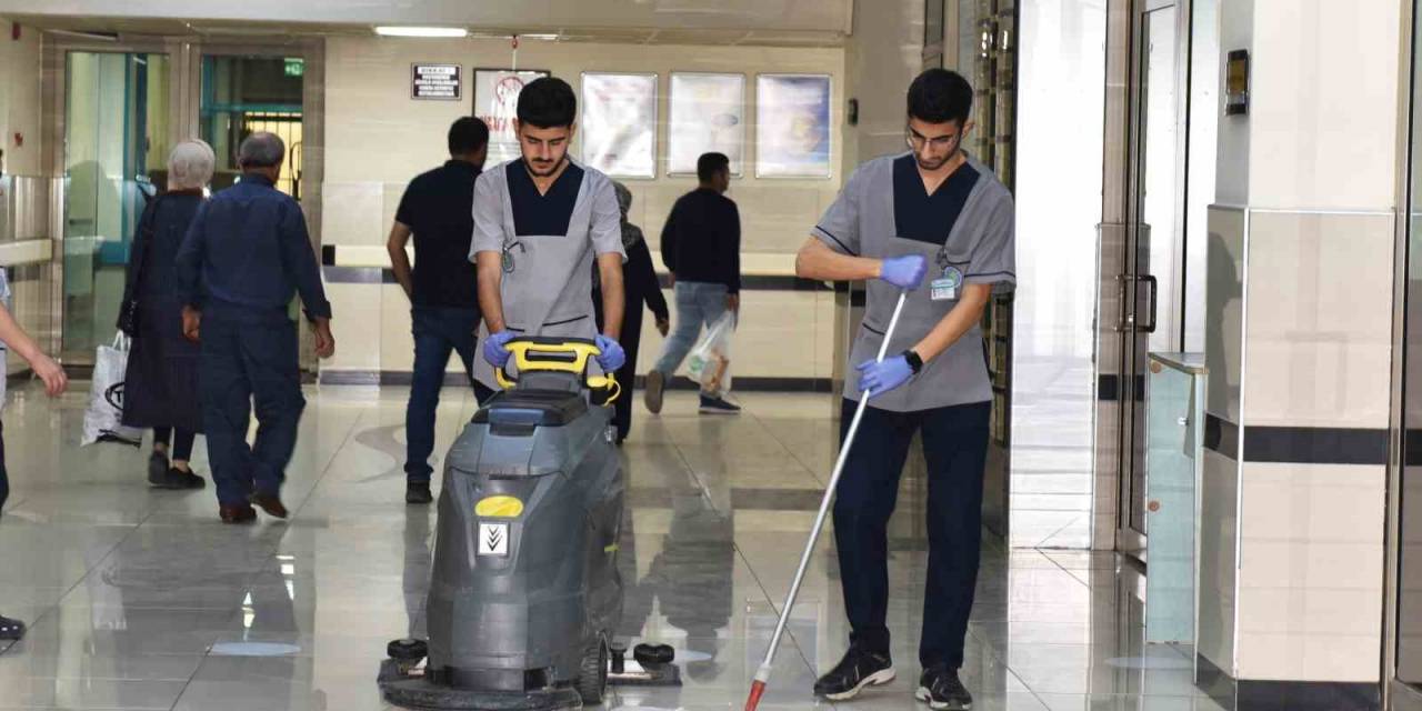 Tıp Öğrencileri, Kazandıkları Fakültenin Hastanesinde Hem Okuyor Hem Çalışıyor