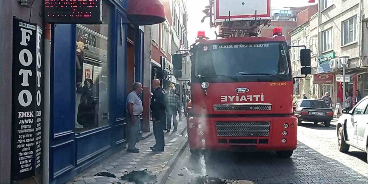 Edremit’te Çıkan Yangında Bayılan Adamı Esnaf Kurtardı