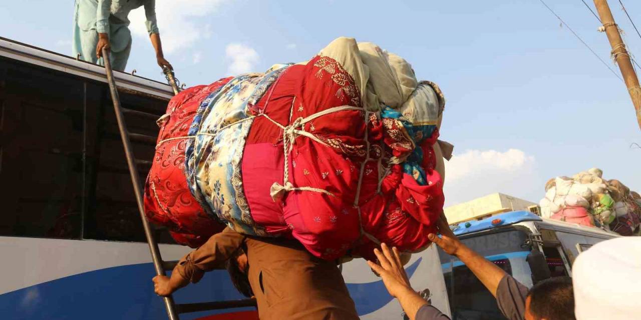 Pakistan’daki Binlerce Afgan Mülteci Ülkesine Dönüyor