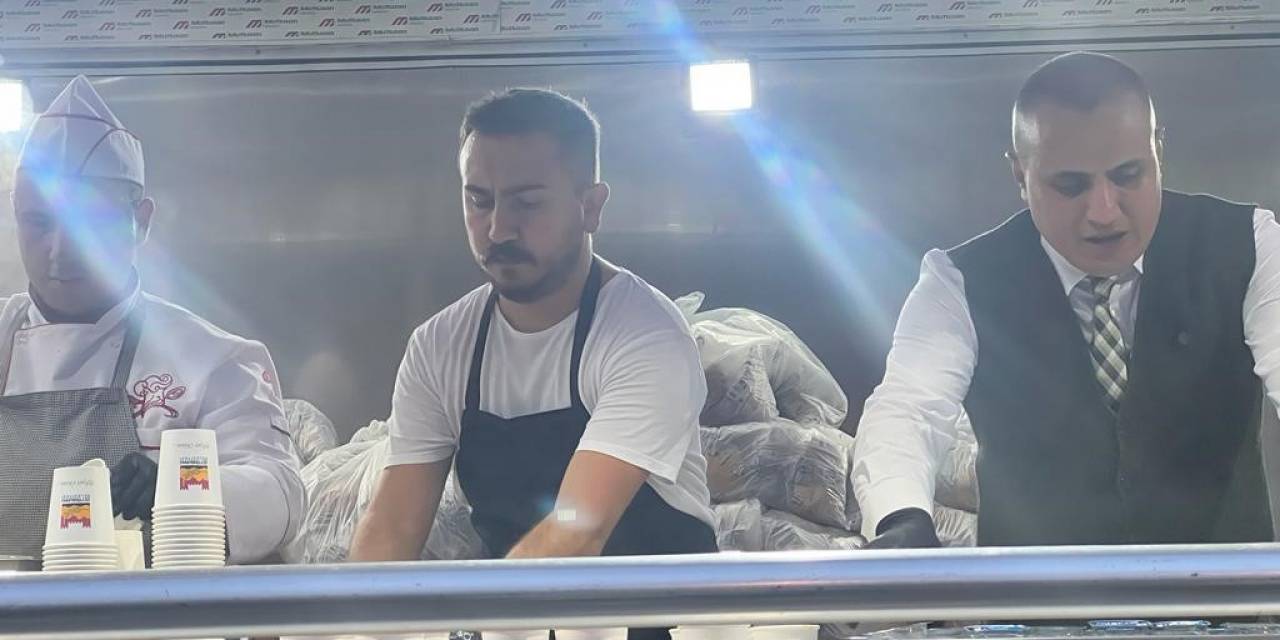 Zeytinburnu’nda Güne Sıcak Çorba İkramı İle Başlıyorlar