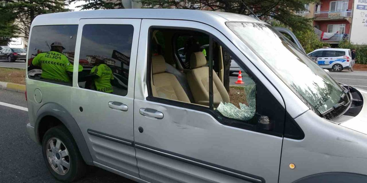 Hafif Ticari Araç Yayalara Çarptı: 1’i Ağır 2 Yaralı