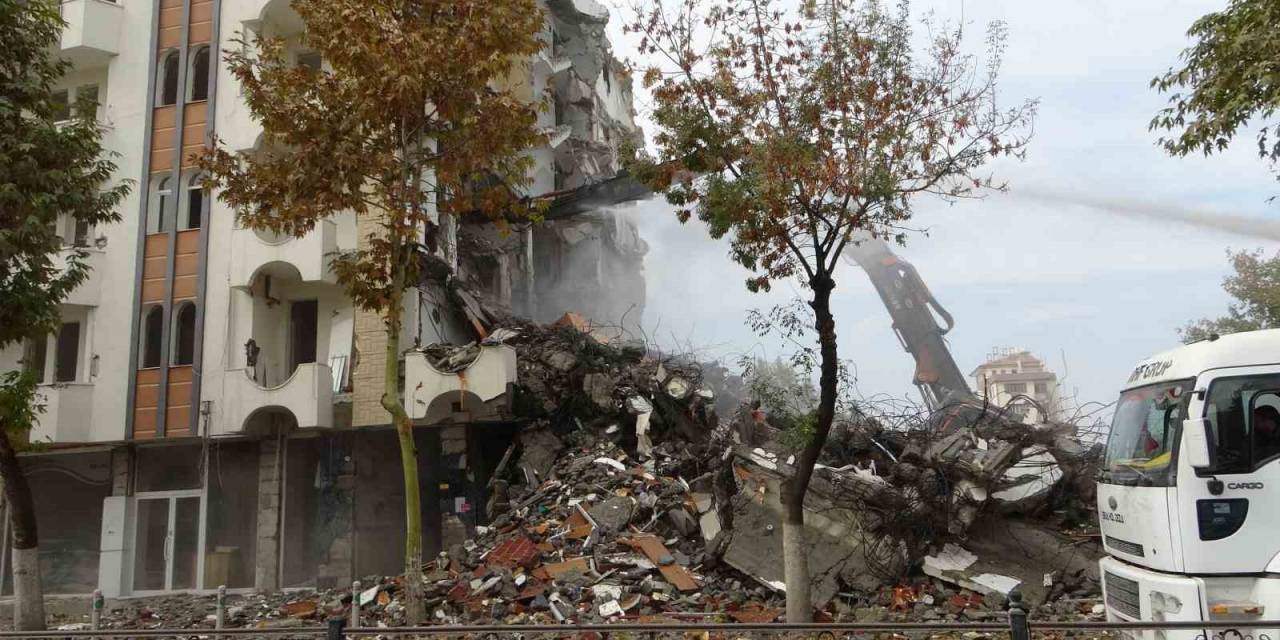 Malatya’da Ağır Hasarlı Binaların Yıkımı Sürüyor