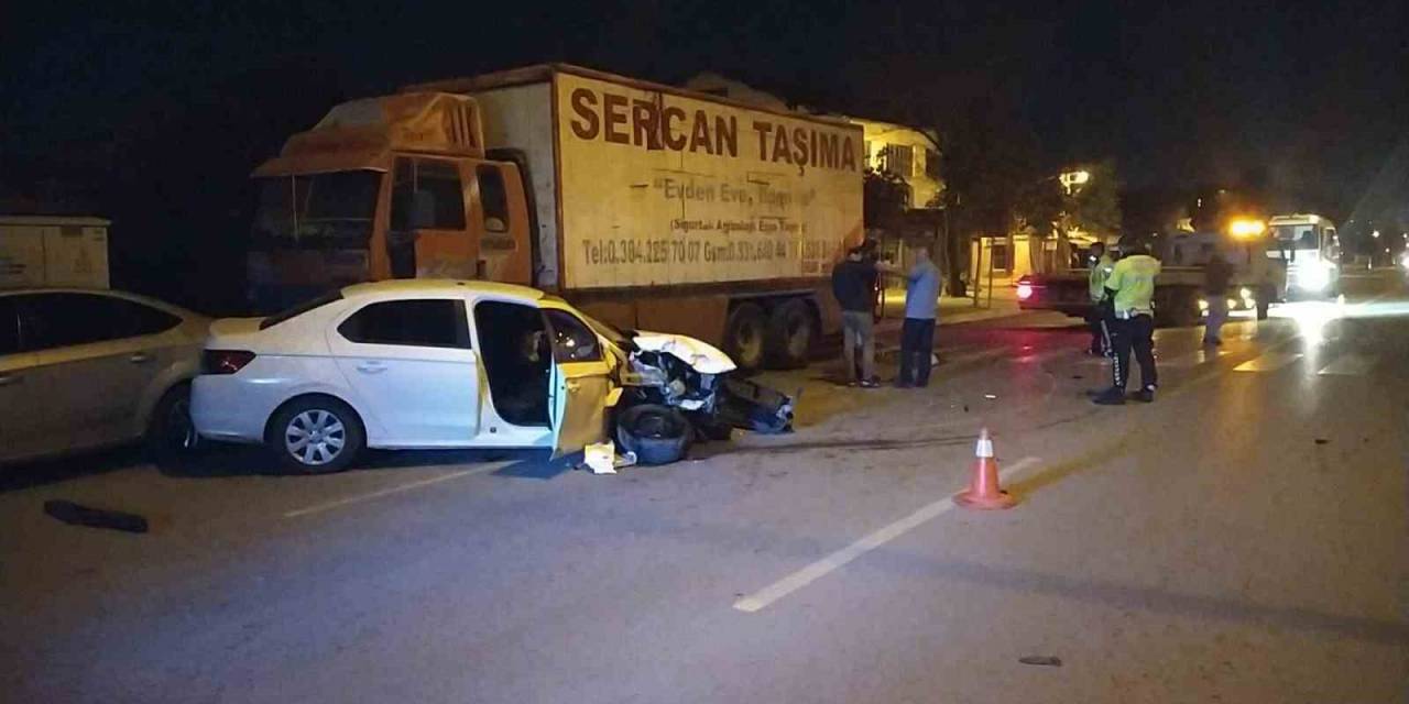 Kontrolden Çıkan Otomobil Park Halindeki Tır Ve Araçlara Çarptı