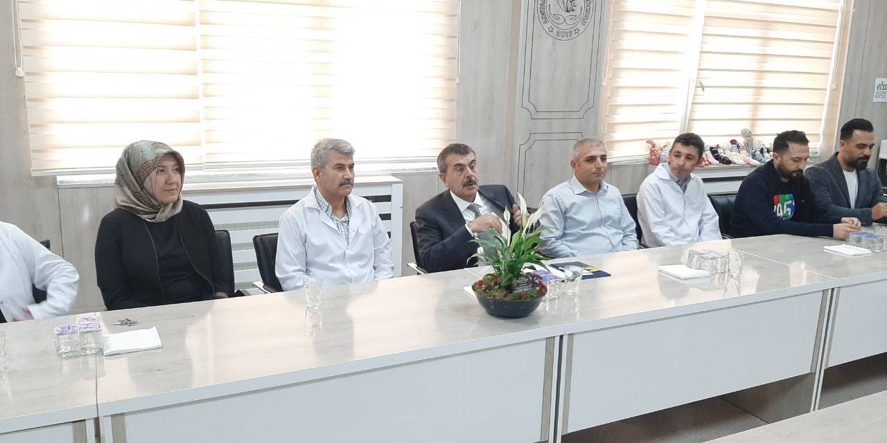 Bakan Tekin Depremzede Öğretmenle Bir Araya Geldi