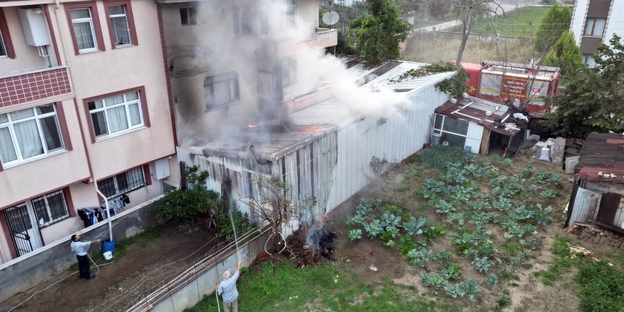 Bahçede Yakılan Ateş Atölyenin Bir Bölümünü Kül Etti
