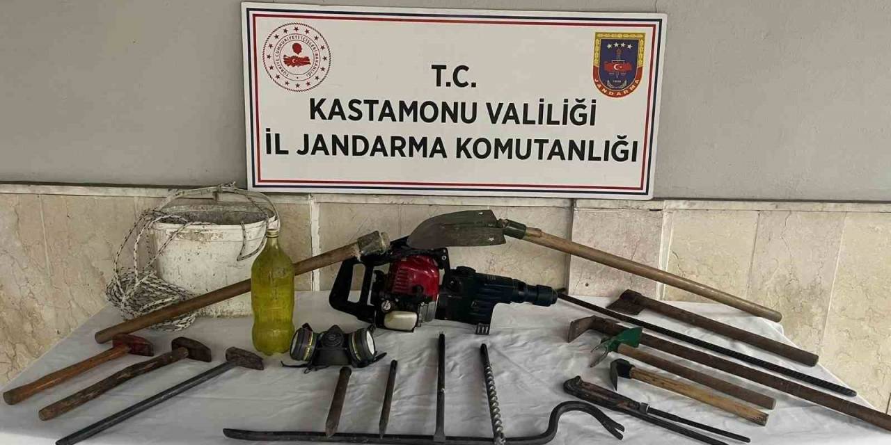 İzinsiz Kazı Yaptıkları Sırada 4 Kişi Jandarma Ekiplerince Yakalandı