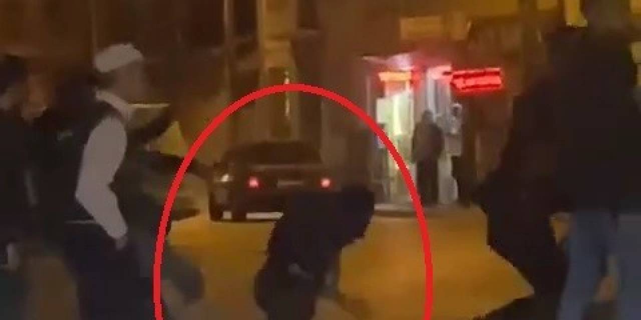 Sokağı Boks Ringine Çevirdiler: Tekme Ve Sopalar Havada Uçuştu