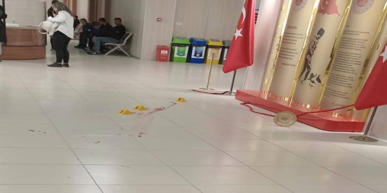 Barışmak İstemeyen Eşini Dava Öncesi Adliyede Bıçakladı
