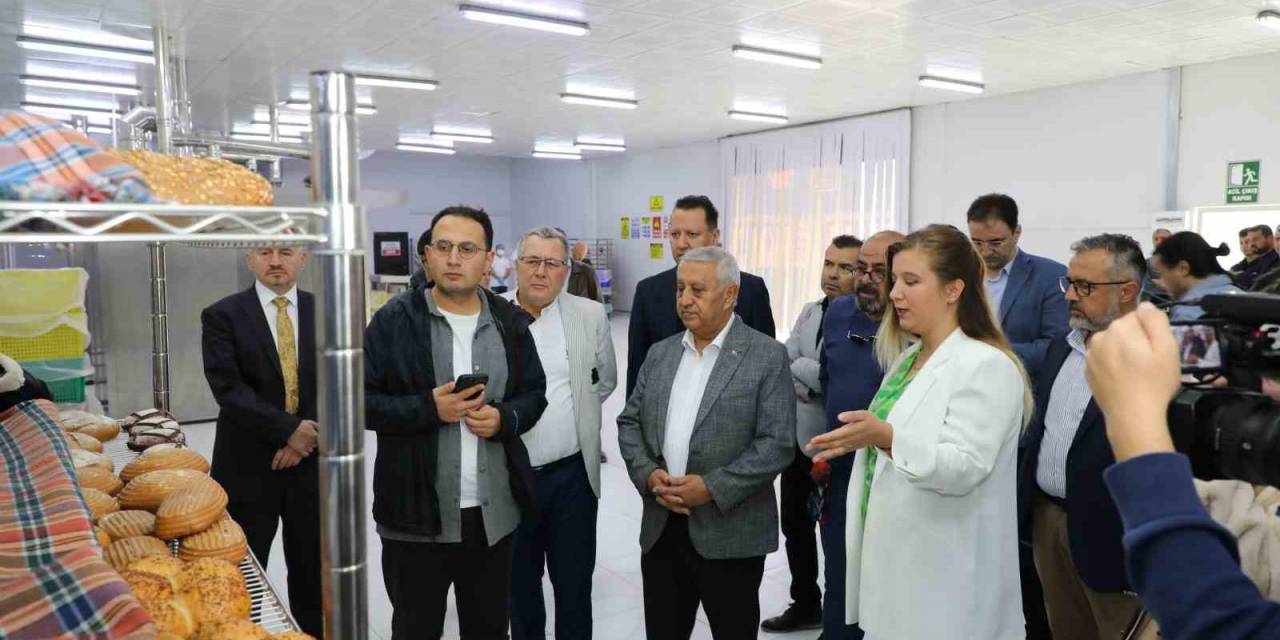 Başkan Zeybek: “Bölgemizde De En Ucuz Halk Ekmeği Biz Satıyoruz”