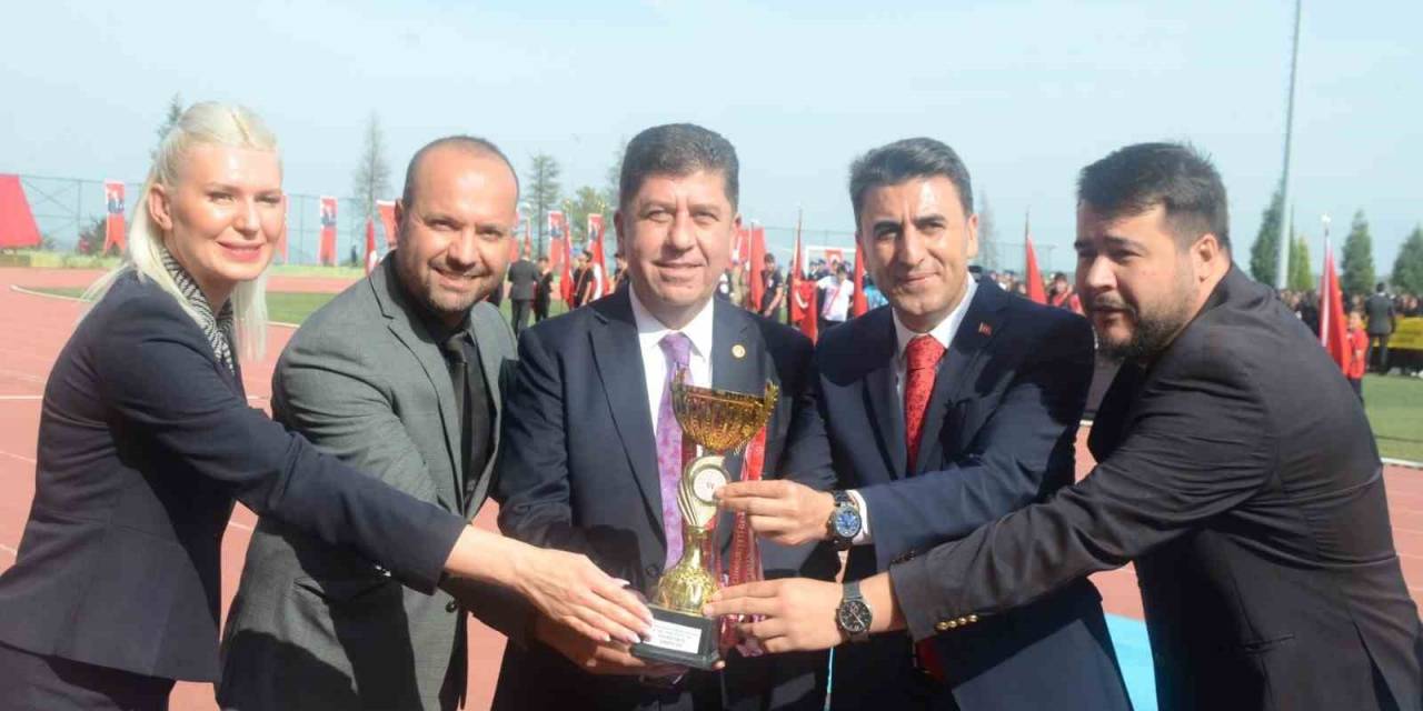 Kurumlararası Basketbol Turnuvası’nın Şampiyonu Bilecik Belediyesi Takımı Kupasını Validen Aldı