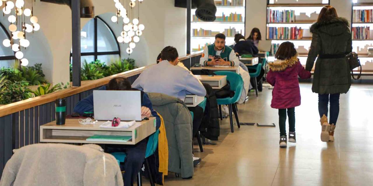 Uyumayan Kütüphane 500 Bini Geçti