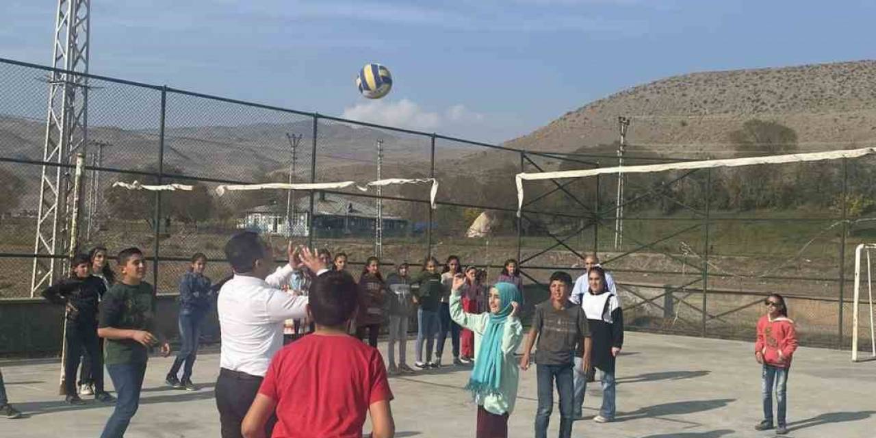 Kars’ta Kaymakam Öğrencilerle Kitap Okudu, Voleybol Oynadı