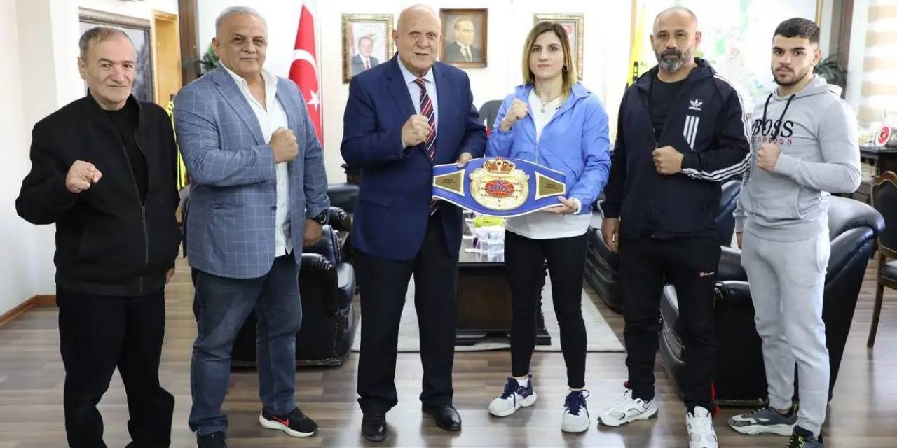 Eski Boksör Başkan Pekmezci Bayburtlu Milli Boksör Turhan’ı Makamında Ağırladı