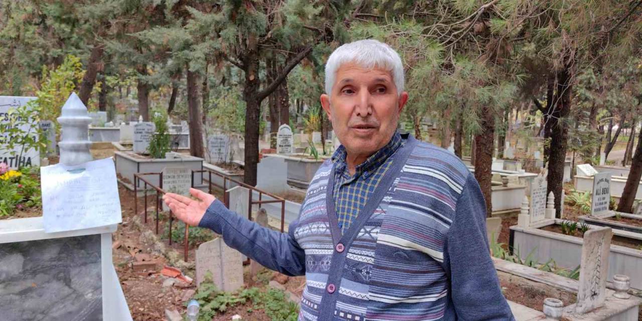 Babasının Mezarından Çiçek Çalan Hırsıza Not Bıraktı